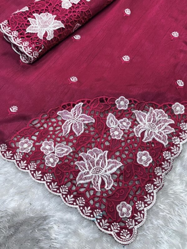 Queen 004 - Blended tussar with corner cutwork and embroidery